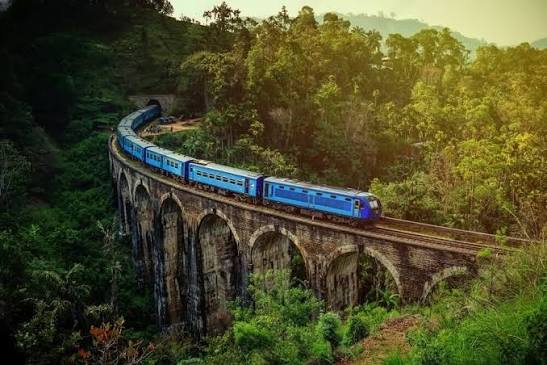 Blue train crossing the Nine Arches Bridge in Ella