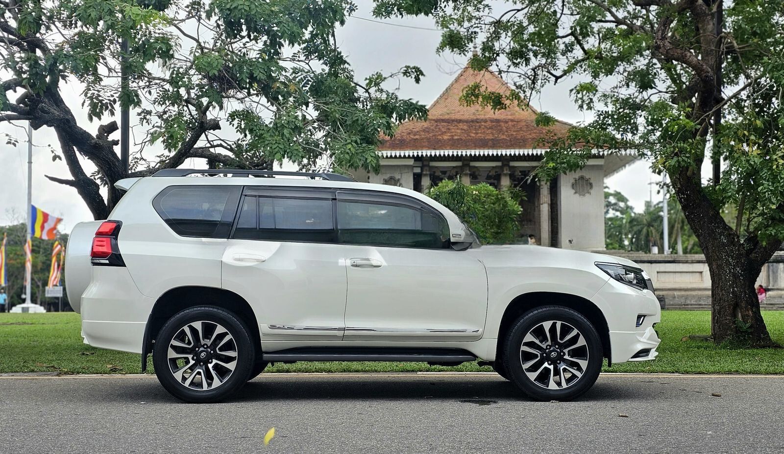 Toyota Land Cruiser Prado (Premium SUV)
